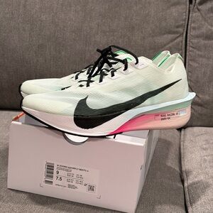 NEW Nike Vaporfly 4 Women's Running Shoes - White and Black Hyper Pink size 9